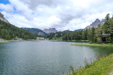 Misurina Gölü sakin sularda. Muhteşem Dolomitler Alp Dağları, İtalya, Ulusal Park Tre Cime di Lavaredo.