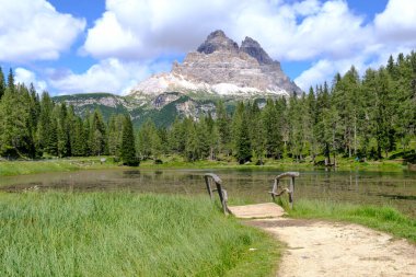 Antorno Gölü 'nün görkemli manzarası Tre Cime di Lavaredo' nun ünlü Dolomites dağı arka planında Doğu Dolomitler, İtalya Avrupa.