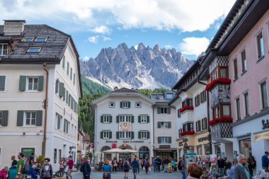 San Candido (Innichen) Baranci Dağı ile Dolomitler, Güney Tyrol, İtalya