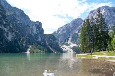 Dolomites Dağları, Sudtirol, İtalya 'da Braies Gölü (Pragser Wildsee veya Lago di Braies olarak da bilinir). Alp gölünde tipik ahşap tekneleri olan romantik bir yer. Gezinti ve macera.