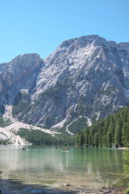 Dolomites Dağları, Sudtirol, İtalya 'da Braies Gölü (Pragser Wildsee veya Lago di Braies olarak da bilinir). Alp gölünde tipik ahşap tekneleri olan romantik bir yer. Gezinti ve macera.