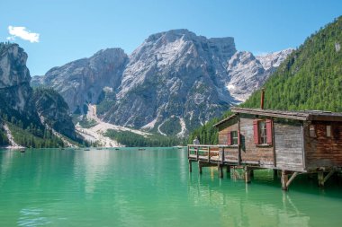 Dolomites Dağları, Sudtirol, İtalya 'da Braies Gölü (Pragser Wildsee veya Lago di Braies olarak da bilinir). Alp gölünde tipik ahşap tekneleri olan romantik bir yer. Gezinti ve macera.