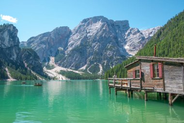 Dolomites Dağları, Sudtirol, İtalya 'da Braies Gölü (Pragser Wildsee veya Lago di Braies olarak da bilinir). Alp gölünde tipik ahşap tekneleri olan romantik bir yer. Gezinti ve macera.
