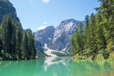 Dolomites Dağları, Sudtirol, İtalya 'da Braies Gölü (Pragser Wildsee veya Lago di Braies olarak da bilinir). Alp gölünde tipik ahşap tekneleri olan romantik bir yer. Gezinti ve macera.