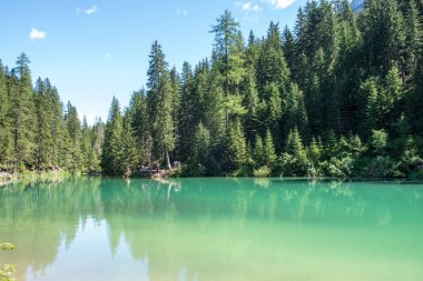 Dolomites Dağları, Sudtirol, İtalya 'da Braies Gölü (Pragser Wildsee veya Lago di Braies olarak da bilinir). Alp gölünde tipik ahşap tekneleri olan romantik bir yer. Gezinti ve macera.