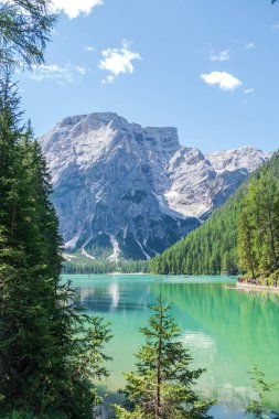 Dolomites Dağları, Sudtirol, İtalya 'da Braies Gölü (Pragser Wildsee veya Lago di Braies olarak da bilinir). Alp gölünde tipik ahşap tekneleri olan romantik bir yer. Gezinti ve macera.