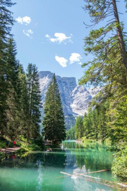Dolomites Dağları, Sudtirol, İtalya 'da Braies Gölü (Pragser Wildsee veya Lago di Braies olarak da bilinir). Alp gölünde tipik ahşap tekneleri olan romantik bir yer. Gezinti ve macera.