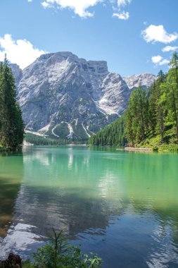 Dolomites Dağları, Sudtirol, İtalya 'da Braies Gölü (Pragser Wildsee veya Lago di Braies olarak da bilinir). Alp gölünde tipik ahşap tekneleri olan romantik bir yer. Gezinti ve macera.