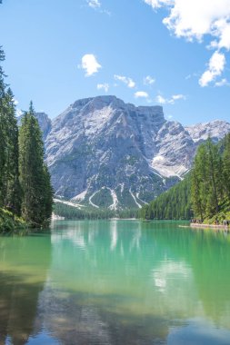 Dolomites Dağları, Sudtirol, İtalya 'da Braies Gölü (Pragser Wildsee veya Lago di Braies olarak da bilinir). Alp gölünde tipik ahşap tekneleri olan romantik bir yer. Gezinti ve macera.