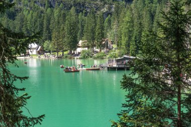 Dolomites Dağları, Sudtirol, İtalya 'da Braies Gölü (Pragser Wildsee veya Lago di Braies olarak da bilinir). Alp gölünde tipik ahşap tekneleri olan romantik bir yer. Gezinti ve macera.