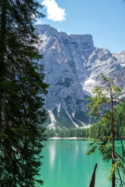 Dolomites Dağları, Sudtirol, İtalya 'da Braies Gölü (Pragser Wildsee veya Lago di Braies olarak da bilinir). Alp gölünde tipik ahşap tekneleri olan romantik bir yer. Gezinti ve macera.