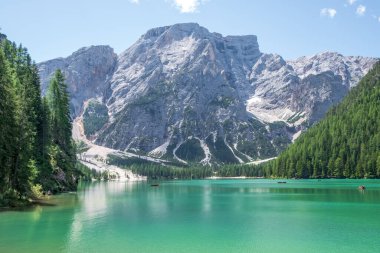 Dolomites Dağları, Sudtirol, İtalya 'da Braies Gölü (Pragser Wildsee veya Lago di Braies olarak da bilinir). Alp gölünde tipik ahşap tekneleri olan romantik bir yer. Gezinti ve macera.