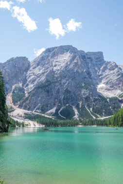 Dolomites Dağları, Sudtirol, İtalya 'da Braies Gölü (Pragser Wildsee veya Lago di Braies olarak da bilinir). Alp gölünde tipik ahşap tekneleri olan romantik bir yer. Gezinti ve macera.