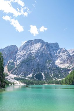 Dolomites Dağları, Sudtirol, İtalya 'da Braies Gölü (Pragser Wildsee veya Lago di Braies olarak da bilinir). Alp gölünde tipik ahşap tekneleri olan romantik bir yer. Gezinti ve macera.