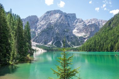 Dolomites Dağları, Sudtirol, İtalya 'da Braies Gölü (Pragser Wildsee veya Lago di Braies olarak da bilinir). Alp gölünde tipik ahşap tekneleri olan romantik bir yer. Gezinti ve macera.