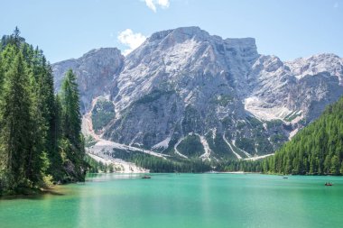 Dolomites Dağları, Sudtirol, İtalya 'da Braies Gölü (Pragser Wildsee veya Lago di Braies olarak da bilinir). Alp gölünde tipik ahşap tekneleri olan romantik bir yer. Gezinti ve macera.