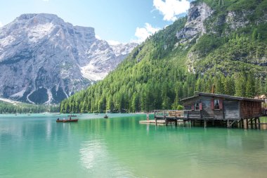 Dolomites Dağları, Sudtirol, İtalya 'da Braies Gölü (Pragser Wildsee veya Lago di Braies olarak da bilinir). Alp gölünde tipik ahşap tekneleri olan romantik bir yer. Gezinti ve macera.