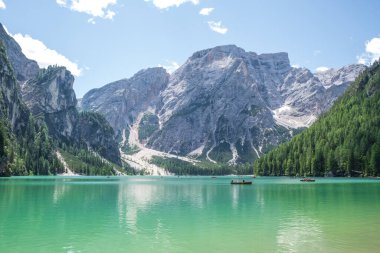 Dolomites Dağları, Sudtirol, İtalya 'da Braies Gölü (Pragser Wildsee veya Lago di Braies olarak da bilinir). Alp gölünde tipik ahşap tekneleri olan romantik bir yer. Gezinti ve macera.