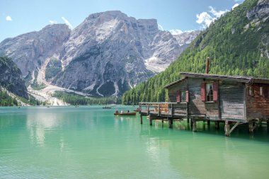 Dolomites Dağları, Sudtirol, İtalya 'da Braies Gölü (Pragser Wildsee veya Lago di Braies olarak da bilinir). Alp gölünde tipik ahşap tekneleri olan romantik bir yer. Gezinti ve macera.