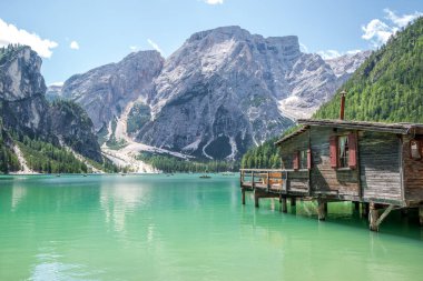 Dolomites Dağları, Sudtirol, İtalya 'da Braies Gölü (Pragser Wildsee veya Lago di Braies olarak da bilinir). Alp gölünde tipik ahşap tekneleri olan romantik bir yer. Gezinti ve macera.