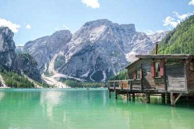 Dolomites Dağları, Sudtirol, İtalya 'da Braies Gölü (Pragser Wildsee veya Lago di Braies olarak da bilinir). Alp gölünde tipik ahşap tekneleri olan romantik bir yer. Gezinti ve macera.