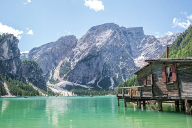 Dolomites Dağları, Sudtirol, İtalya 'da Braies Gölü (Pragser Wildsee veya Lago di Braies olarak da bilinir). Alp gölünde tipik ahşap tekneleri olan romantik bir yer. Gezinti ve macera.