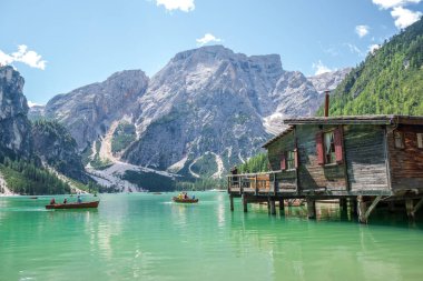 Dolomites Dağları, Sudtirol, İtalya 'da Braies Gölü (Pragser Wildsee veya Lago di Braies olarak da bilinir). Alp gölünde tipik ahşap tekneleri olan romantik bir yer. Gezinti ve macera.