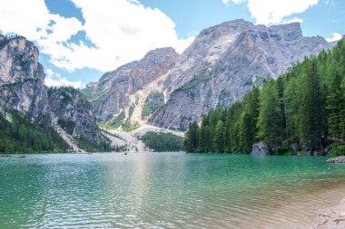 Dolomites Dağları, Sudtirol, İtalya 'da Braies Gölü (Pragser Wildsee veya Lago di Braies olarak da bilinir). Alp gölünde tipik ahşap tekneleri olan romantik bir yer. Gezinti ve macera.