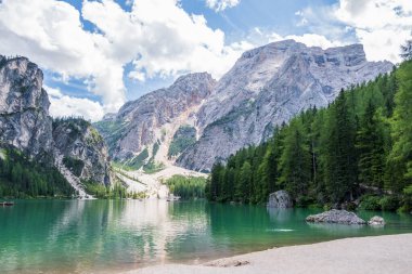 Dolomites Dağları, Sudtirol, İtalya 'da Braies Gölü (Pragser Wildsee veya Lago di Braies olarak da bilinir). Alp gölünde tipik ahşap tekneleri olan romantik bir yer. Gezinti ve macera.