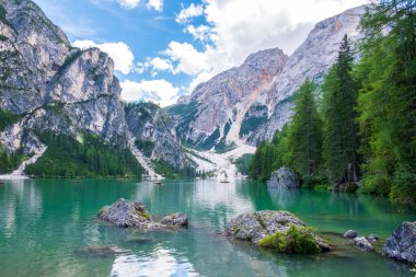 Dolomites Dağları, Sudtirol, İtalya 'da Braies Gölü (Pragser Wildsee veya Lago di Braies olarak da bilinir). Alp gölünde tipik ahşap tekneleri olan romantik bir yer. Gezinti ve macera.