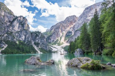 Dolomites Dağları, Sudtirol, İtalya 'da Braies Gölü (Pragser Wildsee veya Lago di Braies olarak da bilinir). Alp gölünde tipik ahşap tekneleri olan romantik bir yer. Gezinti ve macera.