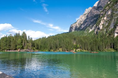 Dolomites Dağları, Sudtirol, İtalya 'da Braies Gölü (Pragser Wildsee veya Lago di Braies olarak da bilinir). Alp gölünde tipik ahşap tekneleri olan romantik bir yer. Gezinti ve macera.