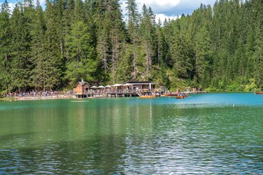 Dolomites Dağları, Sudtirol, İtalya 'da Braies Gölü (Pragser Wildsee veya Lago di Braies olarak da bilinir). Alp gölünde tipik ahşap tekneleri olan romantik bir yer. Gezinti ve macera.