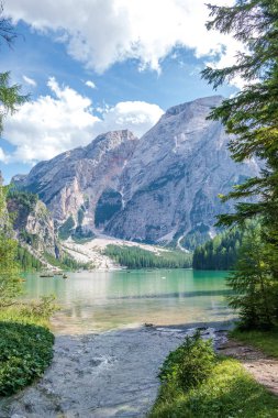 Dolomites Dağları, Sudtirol, İtalya 'da Braies Gölü (Pragser Wildsee veya Lago di Braies olarak da bilinir). Alp gölünde tipik ahşap tekneleri olan romantik bir yer. Gezinti ve macera.