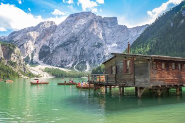 Dolomites Dağları, Sudtirol, İtalya 'da Braies Gölü (Pragser Wildsee veya Lago di Braies olarak da bilinir). Alp gölünde tipik ahşap tekneleri olan romantik bir yer. Gezinti ve macera.