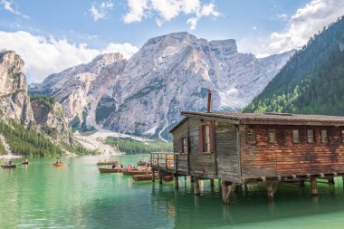 Dolomites Dağları, Sudtirol, İtalya 'da Braies Gölü (Pragser Wildsee veya Lago di Braies olarak da bilinir). Alp gölünde tipik ahşap tekneleri olan romantik bir yer. Gezinti ve macera.