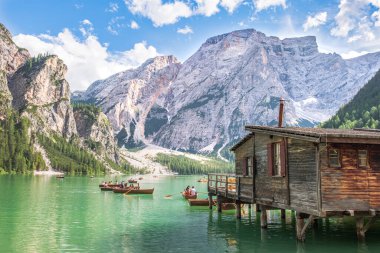 Dolomites Dağları, Sudtirol, İtalya 'da Braies Gölü (Pragser Wildsee veya Lago di Braies olarak da bilinir). Alp gölünde tipik ahşap tekneleri olan romantik bir yer. Gezinti ve macera.