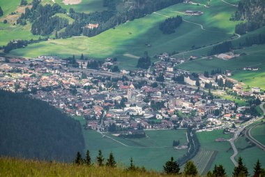 Aerial view Innchen veya San Candido, Dolomites, Trentino-Alto Adige, Güney Tyrol, İtalya