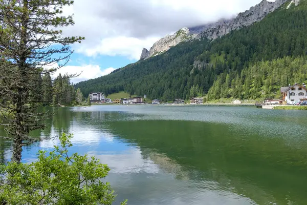 Misurina Gölü sakin sularda. Muhteşem Dolomitler Alp Dağları, İtalya, Ulusal Park Tre Cime di Lavaredo.