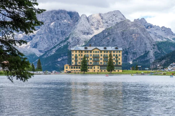 Misurina Gölü sakin sularda. Muhteşem Dolomitler Alp Dağları, İtalya, Ulusal Park Tre Cime di Lavaredo.