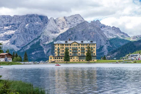 Misurina Gölü sakin sularda. Muhteşem Dolomitler Alp Dağları, İtalya, Ulusal Park Tre Cime di Lavaredo.