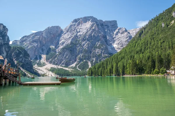 Dolomites Dağları, Sudtirol, İtalya 'da Braies Gölü (Pragser Wildsee veya Lago di Braies olarak da bilinir). Alp gölünde tipik ahşap tekneleri olan romantik bir yer. Gezinti ve macera.