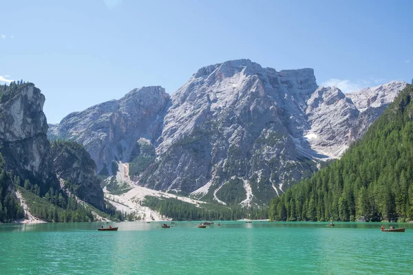 位于意大利苏蒂罗尔Dolomites山脉的Braies湖 也被称为Pragser Wildsee或Lago Braies 浪漫的地方 高山湖上有典型的木船 远足及探险 — 图库照片