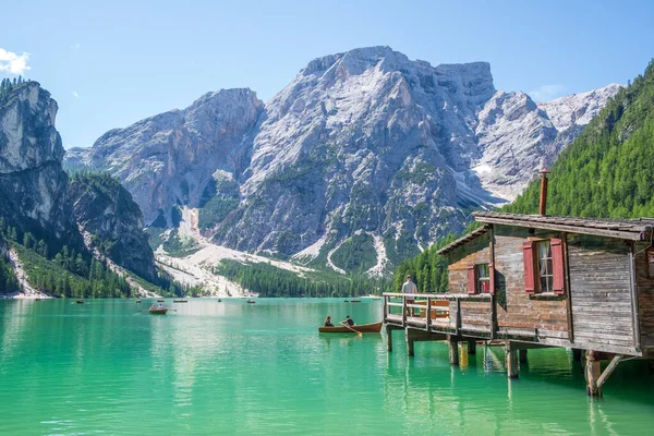 ドロミテ山脈 英語版 イタリア語 Dolomites Mountains Sudtirol Italy にあるレイクブレイズ湖 Pragser WildseeまたはLago — ストック写真