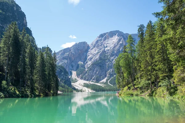 Dolomites Dağları, Sudtirol, İtalya 'da Braies Gölü (Pragser Wildsee veya Lago di Braies olarak da bilinir). Alp gölünde tipik ahşap tekneleri olan romantik bir yer. Gezinti ve macera.