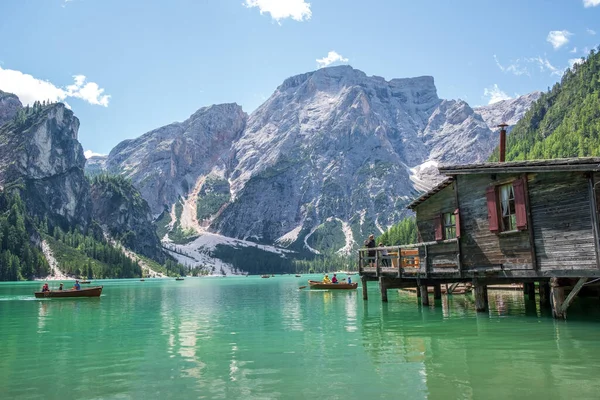 Dolomites Dağları, Sudtirol, İtalya 'da Braies Gölü (Pragser Wildsee veya Lago di Braies olarak da bilinir). Alp gölünde tipik ahşap tekneleri olan romantik bir yer. Gezinti ve macera.