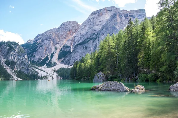 位于意大利苏蒂罗尔Dolomites山脉的Braies湖 也被称为Pragser Wildsee或Lago Braies 浪漫的地方 高山湖上有典型的木船 远足及探险 — 图库照片