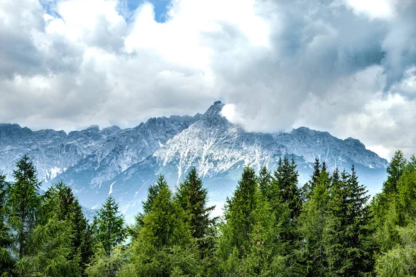 İtalya 'da dağ manzarası Alpler dolomitler