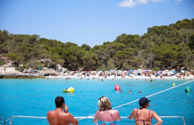 Menorca, İspanya: Yelkenli teknesi olan güzel körfez, katamaran, yaz