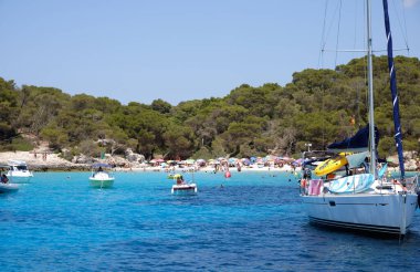 Menorca, İspanya: Yelkenli teknesi olan güzel körfez, katamaran, yaz